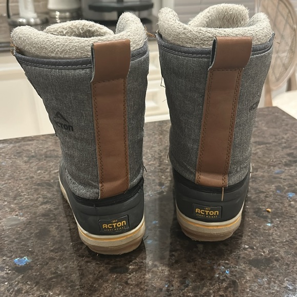 Gently used son’s winter boot - Picture 2 of 2